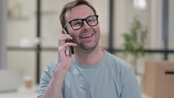 Hombre Feliz Hablando por Teléfono, Negociación —  Fotos de Stock