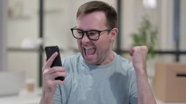 Genç adam Smartphone 'da kutlama yapıyor, Online Win — Stok fotoğraf