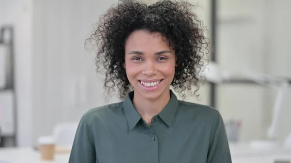 Mujer africana sonriendo a la cámara — Foto de Stock