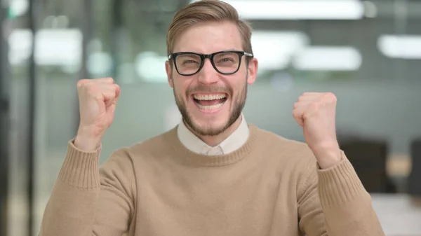 Un jeune homme excité célèbre son succès — Photo