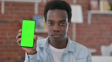 Krom Ekran ile Akıllı Telefon Tutan Afrikalı Adam