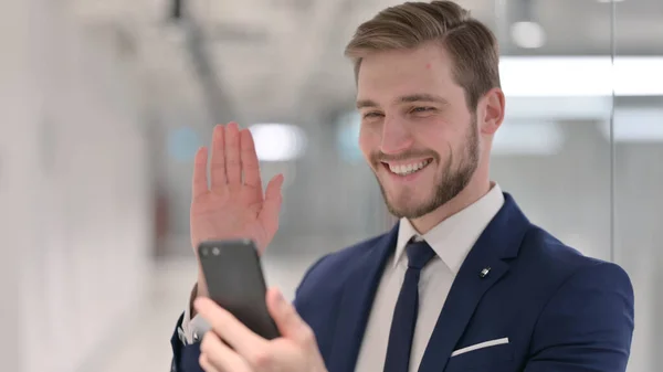 Chat vidéo en ligne sur Smartphone par Jeune homme d'affaires — Photo