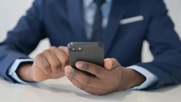 Mani di uomo d'affari africano utilizzando Smartphone, Close up — Foto Stock