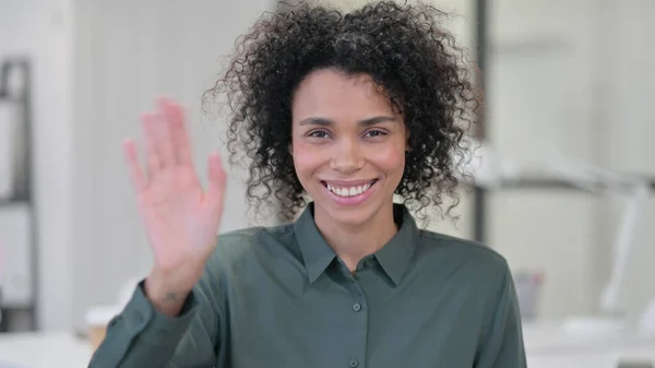Retrato de una mujer africana saludando, dando la bienvenida — Foto de Stock