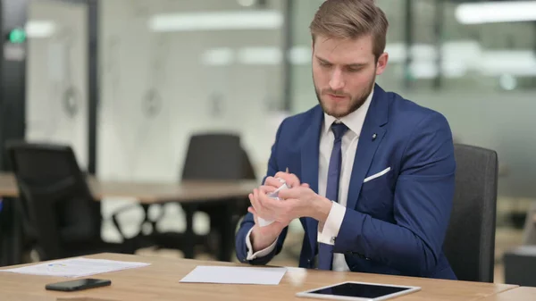 Homme d'affaires écrivant sur papier et jetant — Photo