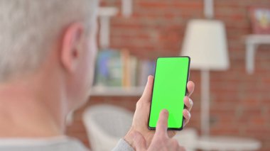 Yaşlı Adam Krom Ekran ile Akıllı Telefon Kullanıyor