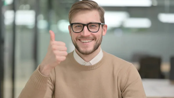 Young Man showing Thumbs Up Sign — Stock Photo, Image
