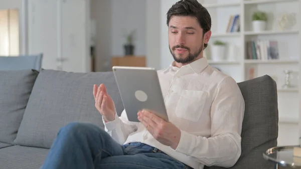 Man doet videochatten op Tablet thuis — Stockfoto