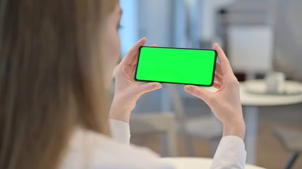 Close Up of Woman with Green Screen Smartphone, Mock Up — Stock Photo, Image