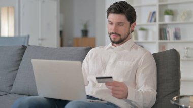 Genç Adam İnternette Ev Bilgisayarında Alışveriş Yapıyor