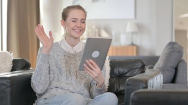 Neşeli Kadın Evdeki Tabletten Video Çağrısı Yapıyor