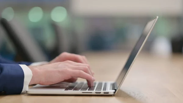 Nahaufnahme von Geschäftsmannshänden, die am Laptop tippen — Stockfoto