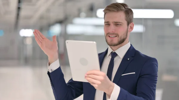 Uomo d'affari deluso che reagisce alla perdita su Tablet — Foto Stock