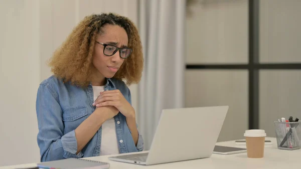 Laptop 'ta kaybolan Afrikalı Kadın' a tepki — Stok fotoğraf