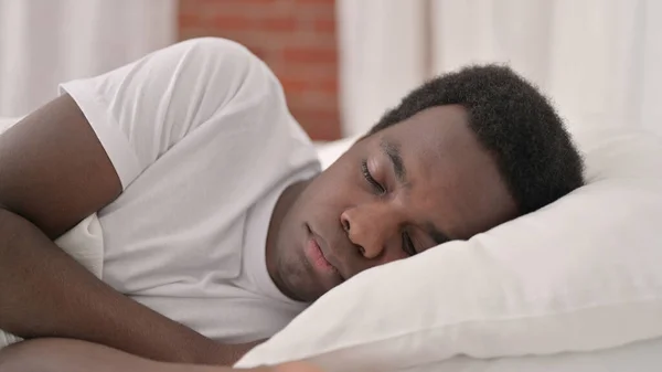 Αφρικανός ξαπλωμένος στο κρεβάτι στο πλάι — Φωτογραφία Αρχείου