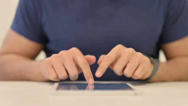 Primo piano di Maschio Mani Digitando su Tablet — Foto Stock