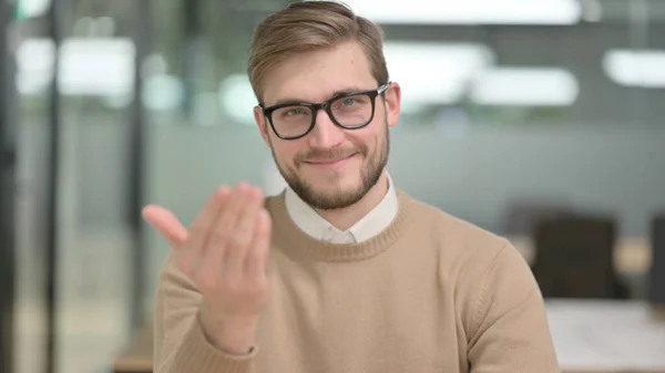 Invitando a un joven a señalar la cámara — Foto de Stock