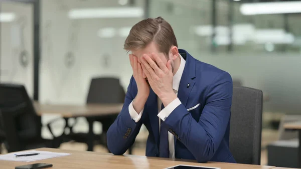 Enttäuschter Geschäftsmann fühlt sich bei der Arbeit beunruhigt — Stockfoto