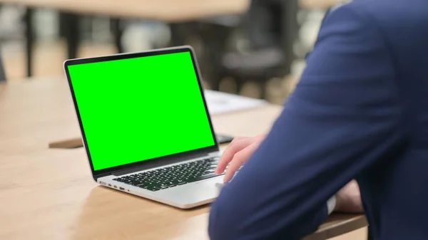 Бизнесмен с помощью ноутбука с зеленым экраном — стоковое фото