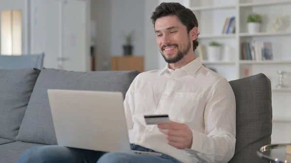 Hombre enfocado haciendo el pago en línea en el ordenador portátil en casa — Foto de Stock