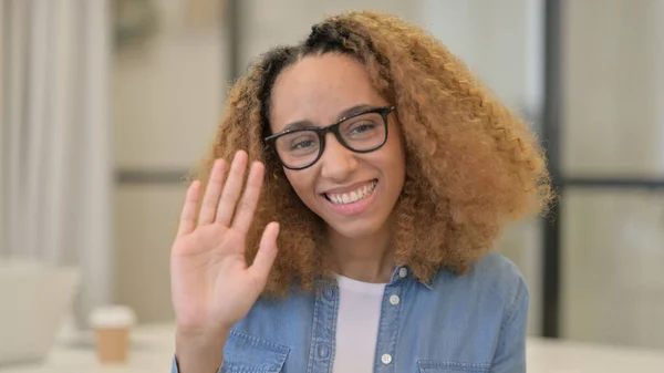 Porträtt av afrikansk kvinna talar på nätet Video Call — Stockfoto