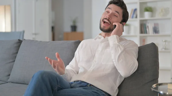 Happy Man mluví po telefonu doma — Stock fotografie