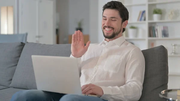 Veselý mladý muž dělá video chat na notebooku doma — Stock fotografie