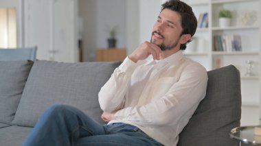 Düşünceli Genç Adam Evinde Düşünüyor 