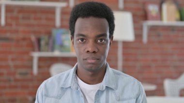 Ciddi Afrikalı Adam Kameraya Bakıyor