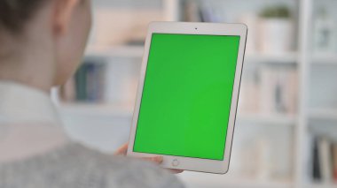 Krom Anahtar Ekranlı Tablet kullanan Kadın