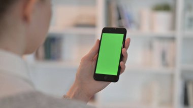 Krom Anahtar Ekranlı Akıllı Telefon kullanan Kadın