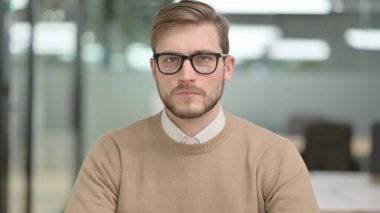 Kameraya bakarak ciddi genç adam 