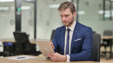 İşadamı iş yerinde Tablet kullanıyor 