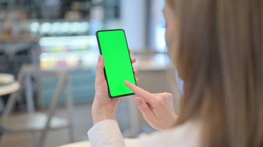 Krom Ekran ile Akıllı Telefonu Kullanan Kadının Kapanışı