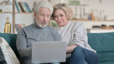 Evde Dizüstü bilgisayar kullanan çift