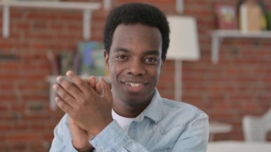 Neşeli Afrikalı Alkışlayan Adam Portresi