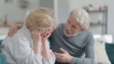 Yaşlı Adam Sakinleşmeye Çalışıyor Ağlayan Kafkas Kadın, Çift