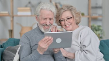 Evde Yaşlı Bir Çift tarafından Tablet 'te Çevrimiçi Video Çağrısı