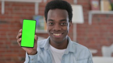 Krom Anahtar Ekranlı Akıllı Telefon Tutan Afrikalı Adam