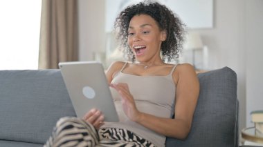 Evde Tablette Başarı Kutlaması Yapan Çekici Afrikalı Kadın 