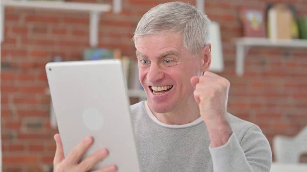Öreg ember ünnepli siker Tablet — Stock Fotó