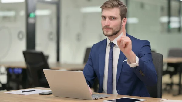 Ningún gesto con dedo por Empresario en el Trabajo — Foto de Stock