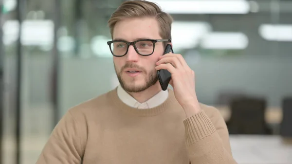 Junger Mann telefoniert — Stockfoto