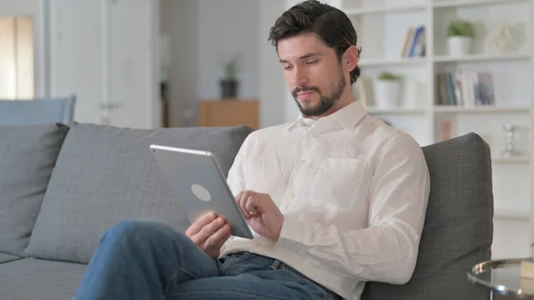 Profesionální mladý muž používající tablet doma — Stock fotografie
