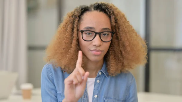 Porträt einer Afrikanerin, die kein Zeichen durch Fingergeste zeigt — Stockfoto