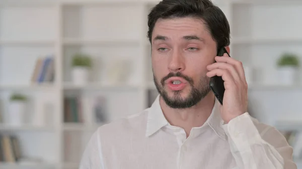 Jovem falando ao telefone, Negociação — Fotografia de Stock