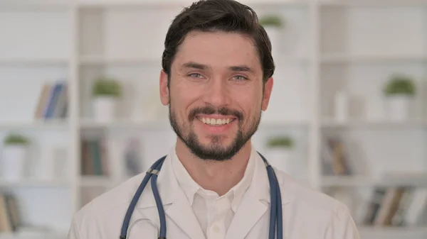 Jovem médico alegre sorrindo para a câmera — Fotografia de Stock