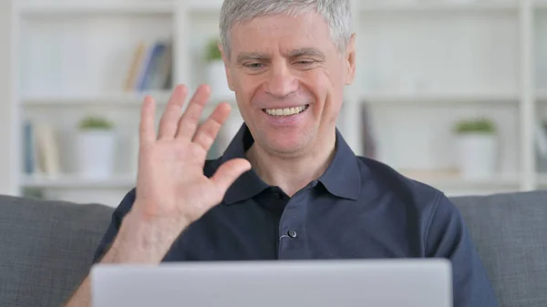 Mann mittleren Alters macht Videoanruf auf Laptop — Stockfoto