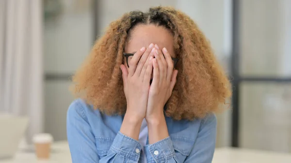 Ritratto di curiosa donna africana che si guarda intorno, cerca — Foto Stock