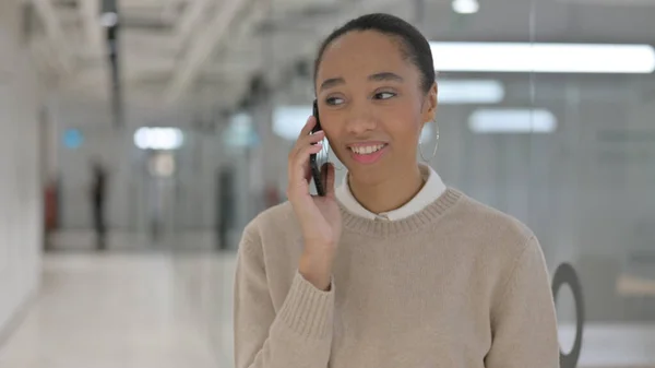 Empresária africana falando por telefone — Fotografia de Stock